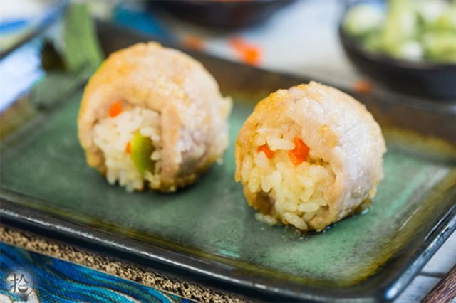 Cơm Cuộn Thịt Thăn Heo Chiên