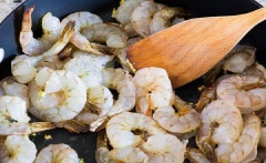 Tôm bóc vỏ, rửa sạch, bỏ chỉ đen. Cho dầu vào chảo không dính, vặn lửa vừa. Thêm tỏi vào phi thơm rồi cho tôm vào đảo đều trong khoảng 2-3 phút, cẩn thận không xào quá chín tôm nha.