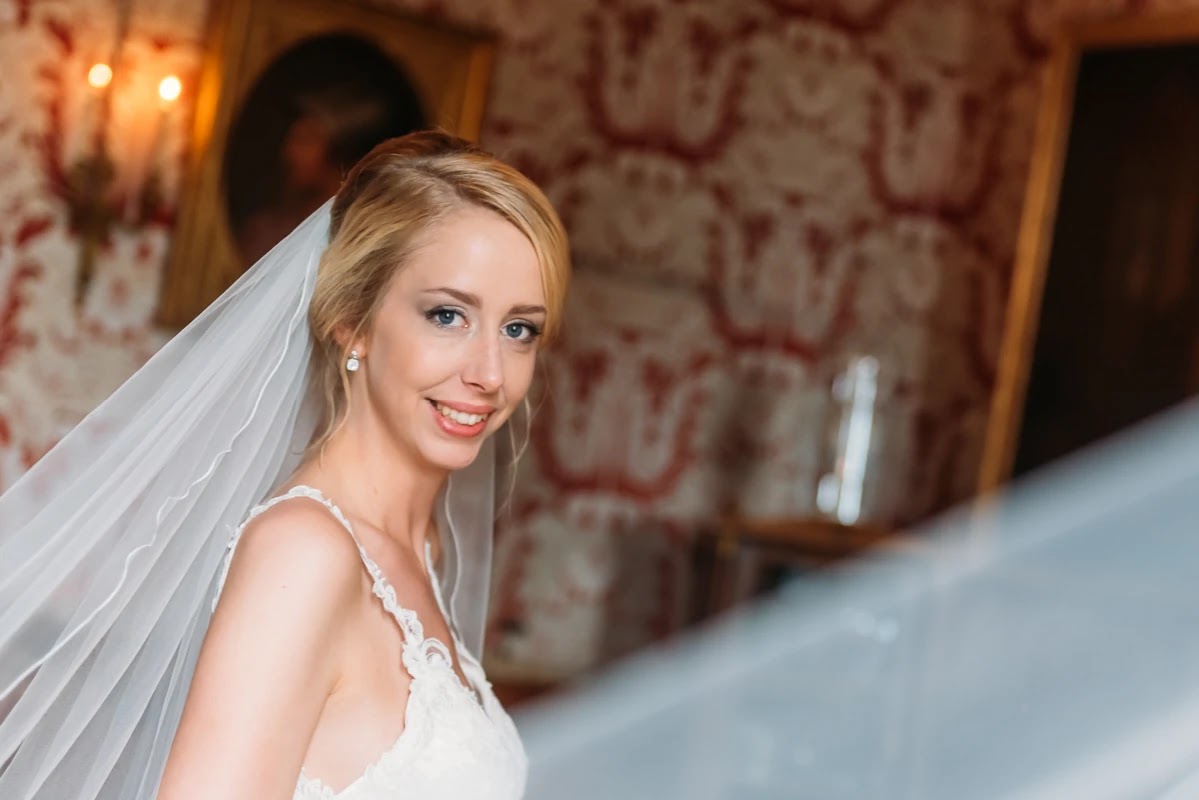 Brautpaar vor dem Schloss