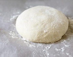 Cho 200g bột mì vào thau, đổ nước có men từ từ vào và khuấy đều. Sau đó nhào bột bánh bao cho đến khi mềm, mịn. Lúc đầu có thể bột sẽ hơi dính một chút.