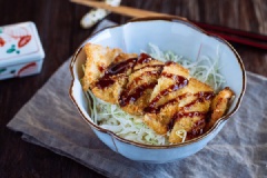 Món thịt heo chiên xù bắp cải - Tonkastu này có thể dùng không hoặc ăn kèm với cơm đều rất ngon. Bạn có thể thử làm món này ngay tại nhà cho bữa cơm gia đình ngày cuối tuần nha. Lưu công thức lại và thử ngay nhé. Chúc bạn thành công!