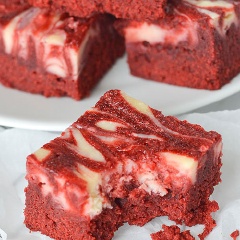 Lấy red velvet cheesecake ra khỏi khuôn, tháo giấy nến ra. Cắt bánh thành miếng vuông nhỏ vừa ăn. Như vậy món red velvet cheesecake brownies đã hoàn thành. Khi ăn, bạn cho cheesecake brownie ra đĩa, có thể dùng cùng sirup dâu, chocolate nếu thích nhé.