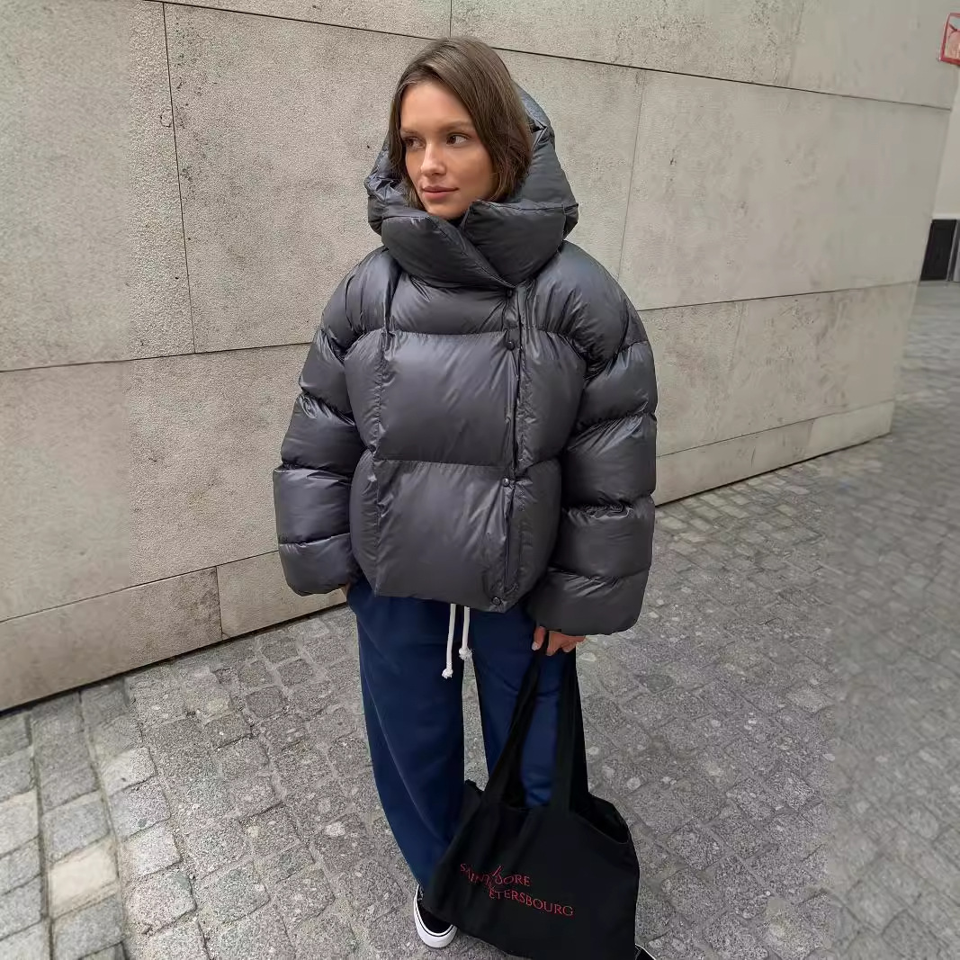 Short women's puffy jacket in streetwear style with hood