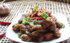 Cho thịt kho tiêu ra đĩa và thưởng thức với cơm trắng rất ngon. Cách làm thịt kho tiêu với cơm nóng hay cơm nguội đều ngon hết sẩy. Để bữa cơm đầy đủ chất dinh dưỡng hơn thì bạn có thể chuẩn bị thêm dưa leo, rau sống, chấm cùng nước thịt kho rất tiện lợi và ngon miệng.