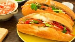 Thịt nguội ăn với cơm bún hay bánh mì đều ngon. Vào buổi sáng, chuẩn bị vài ổ bánh mì cùng chút rau dưa, xếp vài lát thịt nguội rồi rưới nước sốt xá xíu vào trong, bữa sáng chất lượng như vậy tưởng như chỉ mua được ở cửa hàng bánh mì nay bạn có thể tự làm tại nhà rồi đấy, thật thích đúng không nào.