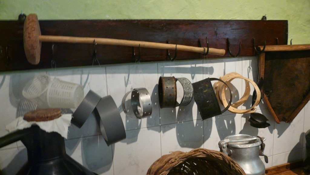 Traditional cheesemaking and rural household utensils in the Monte Robledo museum.