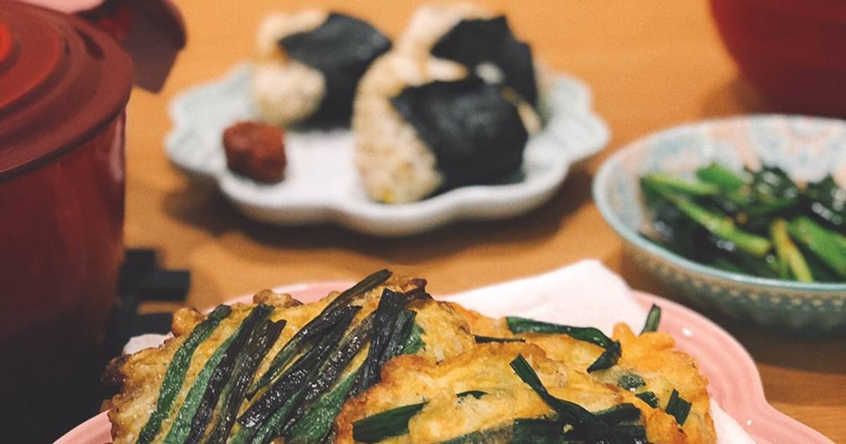 Fried whitebait with egg and chives/ trứng chiên cá cơm và hẹ