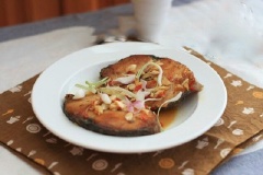 Cho cá ra đĩa, ăn với cơm rất ngon.
