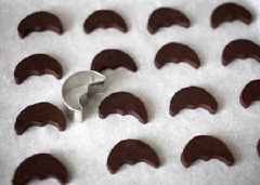Dùng khuôn hình trăng khuyết cắt trên chocolate.