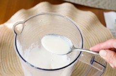 Xay mịn thì tắt máy. Kiểm tra độ sánh mịn cũng như hương vị của đồ uống.