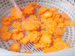 Ngâm 30gr vôi tôi vào 2 lít nước để vôi rữa ra thì dùng đũa quấy đều. Để vôi lắng cặn, gạn lấy phần nước vôi trong rồi cho cà rốt vào ngâm trong vòng 8-10 tiếng. Chắt bỏ nước ngâm cà rốt, rửa cà rốt nhiều lần để loại bỏ mùi vôi.