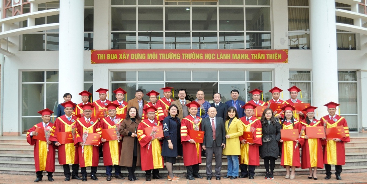 Lễ trao bằng thạc sĩ cho học viên cao học K7 tại Trường Đại học Tây Bắc