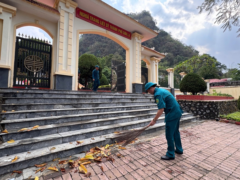 Ban chỉ huy quân sự Trường Đại học Tây Bắc tổ chức lễ dâng hương tại nghĩa trang Liệt sĩ thành phố Sơn La và bế mạc huấn luyện tự vệ năm 2025