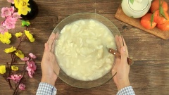 Cho vào phần thịt mãng cầu đã tách hạt 500gr đường cát trắng, ngâm khoảng 2-3 tiếng cho đường tan và ngấm vào phần thịt mãng cầu.
