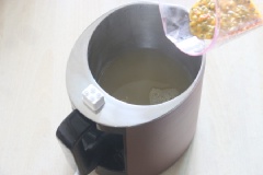 Trái táo gọt vỏ, bỏ lõi và hạt, thái nhỏ. Cho táo đã cắt vào máy xay sinh tố, thêm 500ml nước ấm xay nhuyễn. Sau đó cắt đôi chanh dây, múc hạt chanh dây cho vào táo trộn đều.