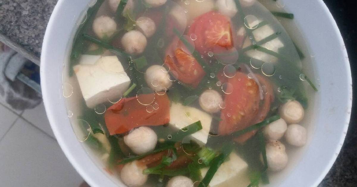 Canh cà chua, hẹ, nấm rơm nâú đậu hũ trắng (chay)