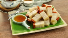 Bánh da lợn heo quay thơm ngon độc lạ và dễ làm với lớp bột béo béo thơm thơm vị nước cốt dừa, thêm lớp "da heo" dai dai thật hấp dẫn đúng không nào? Cùng Cooky vào bếp và thực hiện món bánh hấp dẫn này ngay thôi!