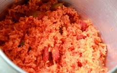Tiếp theo, cho gạo nếp, ruột gấc và 1 chén nước lạnh vào nồi, nấu chín. Khi xôi chín hẳn, cho đường trắng vào, đảo đều, nấu thêm 5 phút.
