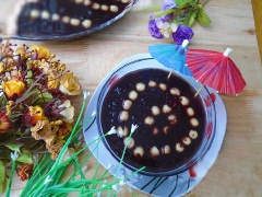 Cho nếp cẩm ra tô, rưới thêm nước chè sen rồi trộn đều. Thế là bạn đã hoàn thành món chè sen nếp cẩm thơm ngon rồi nhé. Chè sen nếp cẩm với hạt nếp cẩm dẻo thơm, bổ dưỡng, hạt sen bùi bùi hấp dẫn, ngọt vị vừa phải. Đây là món ăn dinh dưỡng thích hợp cho người gầy và người những hay mất ngủ.