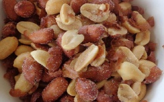 Đậu phộng cho vào chảo rang hoặc chiên giòn.