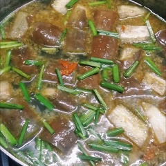 Cách nấu bún mắm miền Tây: Sau khi hầm xương ra chất ngọt, gắp bỏ xương ra hết và đổ nồi nước mắm vào đun. Khi nước sôi, đổ cà tím và các gia vị vừa xào vào nồi nước, vặn nhỏ lửa, đun riu riu cho nước mắm hòa quyện vào nước hầm xương. Đun khoảng 30 phút đến 1 tiếng, tùy theo bạn nêm nếm nước dùng đã sắc và đậm đà hay chưa, cắt nhỏ vài cọng hẹ vào cho thơm nhé. Gia vị thì cho bột nêm, muối hoặc nước mắm tùy theo khẩu vị nêm nếm của mỗi người. Lúc này, bạn nào muốn nước dùng có vị béo thì có thể cho 2 - 3 khứa cá hú vào đun cùng, chọn khứa cá có chút mỡ sẽ rất ngon.