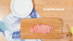 Chuẩn bị tất cả nguyên liệu. Tiếp theo, cắt lườn gà thành lát mỏng vừa ăn.