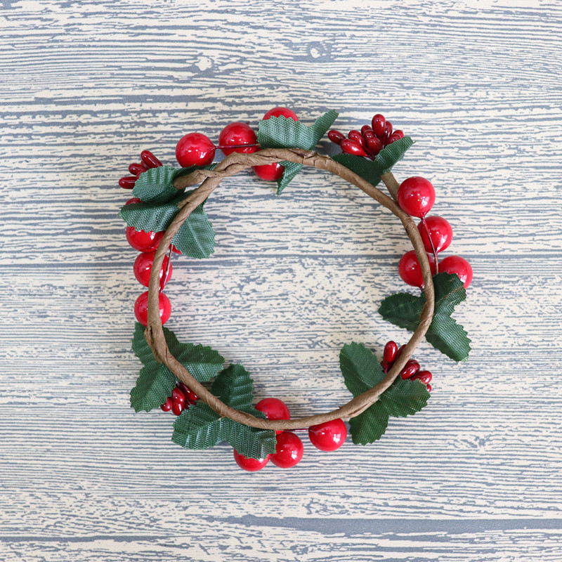 Weihnachtlicher Kerzenkranz mit roten Beeren