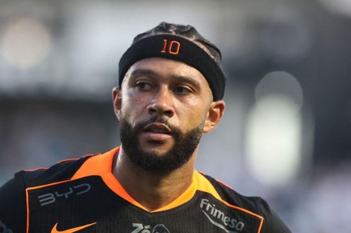Depay gây ngỡ ngàng đi trực thăng đến sân - Tạp chí Tri thức