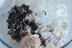 Bún tàu, nấm mèo ngâm nước ấm 30 phút cho nở mềm. Bún tàu cắt khúc, nấm mèo lặt bỏ gốc, cắt sợi nhuyễn. Hành tím bóc vỏ cắt nhuyễn.