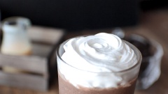 Sau khi xay nhuyễn bạn rót ra ly đã ướp lạnh, thêm kem topping, trang trí thêm bánh oreo bẻ vụn và rắc thêm 1 ít cacao là có thể thưởng thức cookie đá xay tuyệt ngon này rồi.