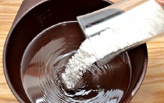Pha chế nước muối bia: Cho nước vào một cái bát tô lớn. Sau đó bạn cho các nguyên liệu sau vào bát nước: muối, đường nâu, 1/2 chai bia, bột tỏi, bột hành tây. Dùng muỗng khuấy đều các nguyên liệu lên nhé. Cho gà vào một cái hộp nhựa lớn có thể chứa đủ con gà. Sau đó, bạn đổ phần hỗn hợp nước muối bia vào hộp đựng gà. Cho hộp gà vào ngăn mát của tủ lạnh khoảng 30 phút - 1 tiếng đồng hồ.