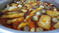Bắc chảo với 3 muỗng canh dầu ăn phi thơm hành boa rô cho các loại nấm, đậu hũ chiên lên xào với 1 muỗng cà phê hạt nêm chay. Cho chảo đồ xào vào nồi nước hầm củ, nêm thêm 1 muỗng canh nước tương, 1 muỗng cà phê muối, 1 muỗng cà phê hạt nêm chay knorr nấm hương, 3 muỗng cà phê đường, 2 muỗng canh dầu điều màu. Rửa sạch các loại rau sống.