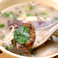 Dồi sả chiên mang đến một hương vị rất ngon. Vừa béo béo từ thịt và mỡ heo, lại thêm chút thơm nồng từ sả, mùi vị đậm đà cực kích thích vị giác. Từng khoanh dồi chiên vàng ươm, giòn dai cực thích. Ăn dồi sả với cháo lòng, thêm chút rau cho đỡ ngấy là tuyệt vời luôn nhé.