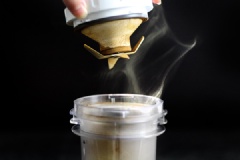 Cho trà đen vào máy xay thật nhuyễn. Sau đó cho trà đen vào nồi cùng 610ml sữa tươi nguyên kem và nấu trên lửa vừa cho hòa quyện thì tắt bếp, để 1 phút rồi lọc hỗn hợp sữa qua rây cho mịn. Trộn bột bắp với 120ml sữa tươi nguyên kem rồi chế vào hỗn hợp trà, khuấy đều. Sau đó cho 6 muỗng sữa đặc cùng 240g mứt cherry và khuấy đều lên.