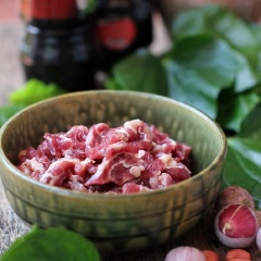 Thịt bò rửa sạch, thấm khô, thái nhỏ và mỏng, ướp với một chút tỏi bằm, dầu hào, nước tương, nước mắm. Trộn đều và để chờ khoảng 10 phút.
