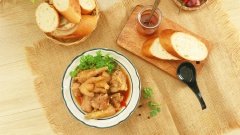 Múc chân gà ra tô, cho thêm ngò rí và ăn kèm với bánh mì. Chân gà, sườn thật mềm, nước dùng sệt, đượm vị béo quyện cùng mùi thơm của nước cốt dừa, mật ong.