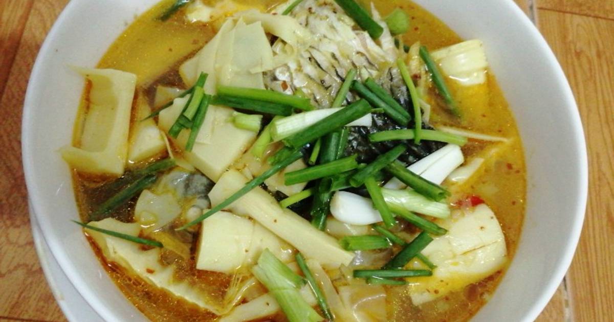 Canh cá chép nấu măng chua