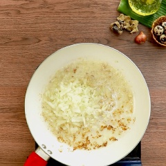 Cho dầu ăn vào chảo phi thơm 1 muỗng canh hành tím băm, tiếp theo cho vào 10gr hành tây cắt hạt lựu vào xào thơm, sau đó trút 500gr thịt xay vào đảo nhanh tay cho thịt săn lại, trút 50gr nấm mèo ngâm nở băm nhỏ vào xào chung.