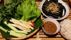 Đun nóng 1-2 muỗng canh dầu ăn trong chảo với lửa nhỏ vừa, cho các cuộn lá lốt vào chiên chín thơm thì vớt ra là có thể dùng. Bò cuộn lá lốt có thể ăn cùng bún tươi hoặc cuộn bánh tráng rau sống chấm nước mắm chua ngọt hấp dẫn.