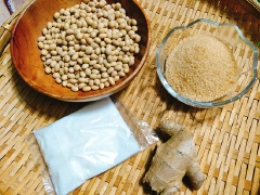 Đậu nành mua về đem vo sạch sẽ sau đó cho vào tô rồi đổ nước ngập đậu 2 đốt ngón tay, ngâm đậu khoảng 6-8 tiếng cho hạt đậu nở to gấp đôi. Đổ đậu ra vo lại vài lần cho hạt đậu tróc hết vỏ, đãi thật sạch và để ráo nước.
