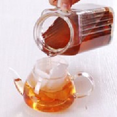 Cho trà vào bình thủy tinh. Thích uống nóng có thể thưởng thức ngay, thơm tuyệt luôn.