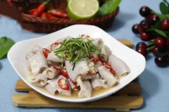 Đổ bát nước mắm ớt vào tô lòng non, thêm lá chanh thái chỉ và trộn đều, ngâm 10-15 phút cho ngấm gia vị sau đó bày ra đĩa thưởng thức. Món lòng non trộn mắm chua cay sẽ là món ăn cực thích hợp để làm món nhậu lai rai đấy. Lòng non giòn sựt, quyện với vị chua cay mặn ngọt thêm mùi thơm từ lá chanh đảm bảo ai ăn một lần cũng ghiền!