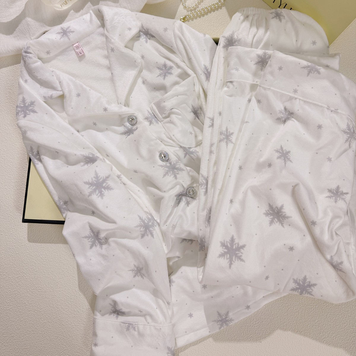 Ladies' fleece pajama set with snowflake pattern