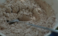 Đầu tiên, cho bột năng, bột cacao, đường trắng vào tô, trộn đều.