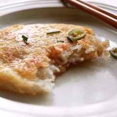 Bày trí chả khoai tây chiên ra đĩa, chấm cùng tương ớt, tương cà đều tuyệt. Nếu thích bạn có thể tự pha nước chấm từ 1 muỗng canh, 1 muỗng giấm, 1/2 muỗng canh nước và ít ớt băm.