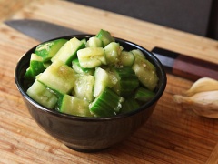Cho salad ra tô và thưởng thức. Salad là món ăn giàu dinh dưỡng nhưng lại ít làm bạn bị tăng cân. Vì thế, nếu bạn và gia đình muốn giảm cân thì hãy bổ sung ngay món salad này vào thực đơn gia đình mình nhé.
