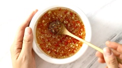 Cho vào chảo 3 muỗng canh đường trắng, 2 muỗng canh nước chanh muối, 1 muỗng canh nước mắm và 3 lát chanh muối, khuấy đều đến khi sôi rồi để nguội. Sau đó cho vào 1 muỗng canh tỏi băm, 1 muỗng canh ớt băm, 1 muỗng canh nước cốt tắc vào nước chanh muối đã nấu. Trộn đều cho sốt được hòa quyện với nhau.