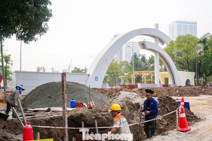 Vừa chỉnh trang xong, công viên Cầu Giấy tiếp tục rào chắn xây bể điều tiết - Báo Tiền Phong