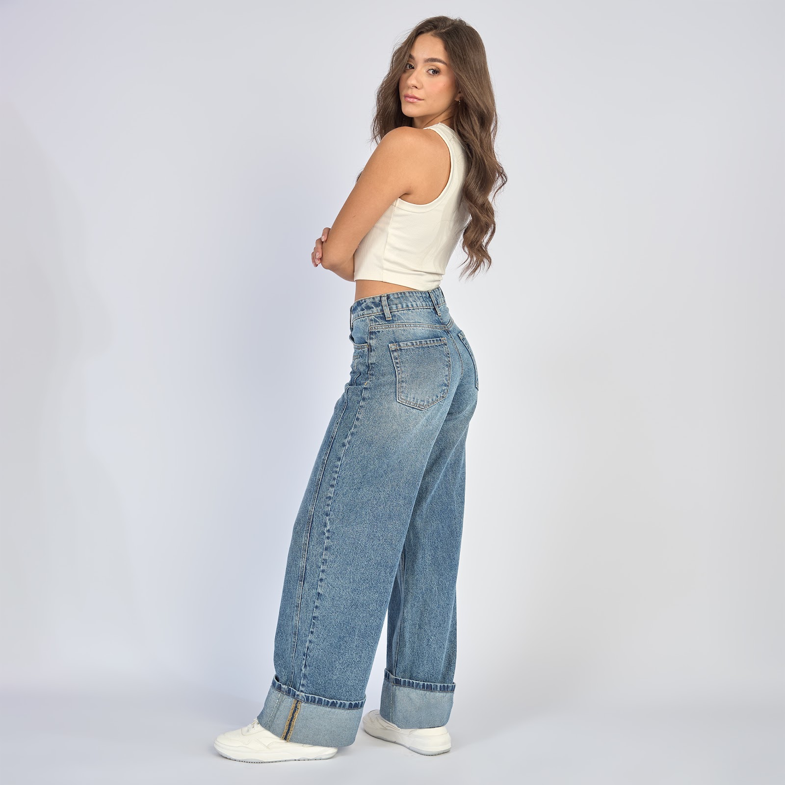 Jean wide leg tiro alto rígido con bota doblada fija, color azul medio - Vista 2