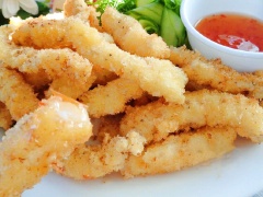 Vừa cắn vào một miếng Cá basa chiên xù là ta có thể cảm nhận được mùi thơm lừng của lá chanh, vị giòn ghiền ơi là ghiền của lớp bột áo bên ngoài cá, chấm cùng nước mắm chau cay, mặn ngọt cực hấp dẫn.